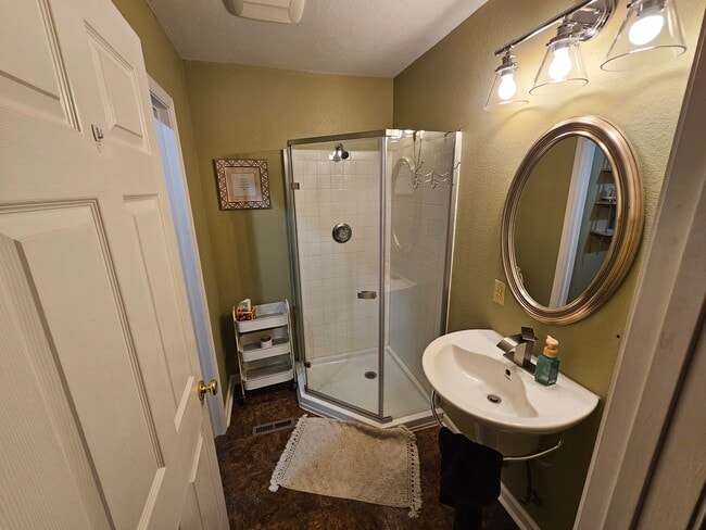 Building Photo - 175 Bluff View Dr