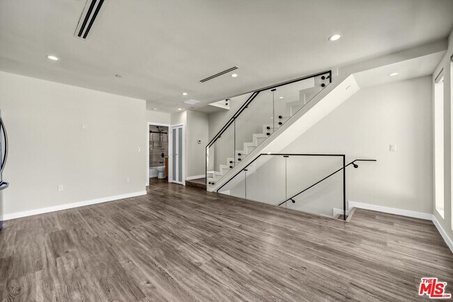 Building Photo - 1309 N Sycamore Ave