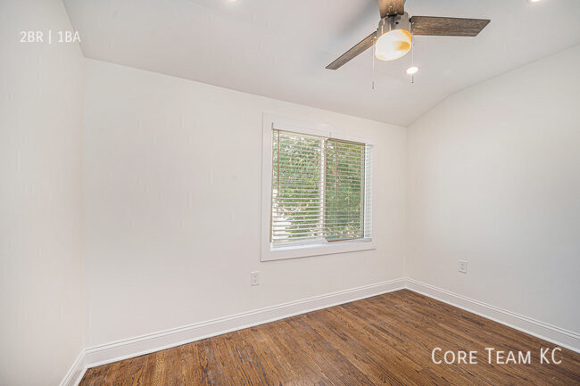 Building Photo - Renovated 2 Bed + Den Townhome in South Plaza