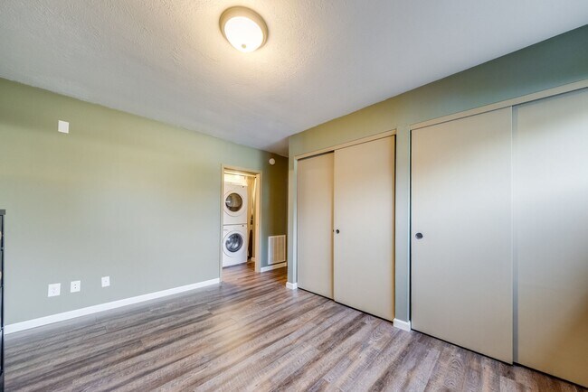 Building Photo - 2 bedroom 1 Bathroom Condo-