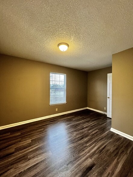 Building Photo - Charming 2-Bedroom Home with Spacious Layout in Oak Grove, KY - Must See!