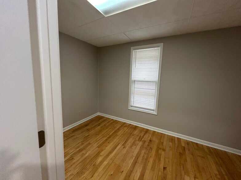 Building Photo - 512 8th Ave NE