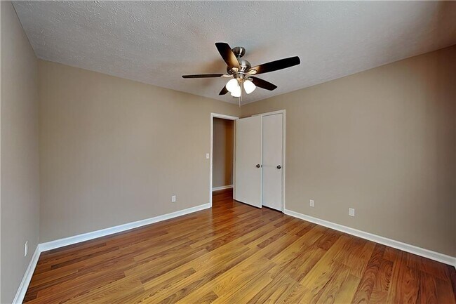 Building Photo - 1606 Shadowbrook Dr