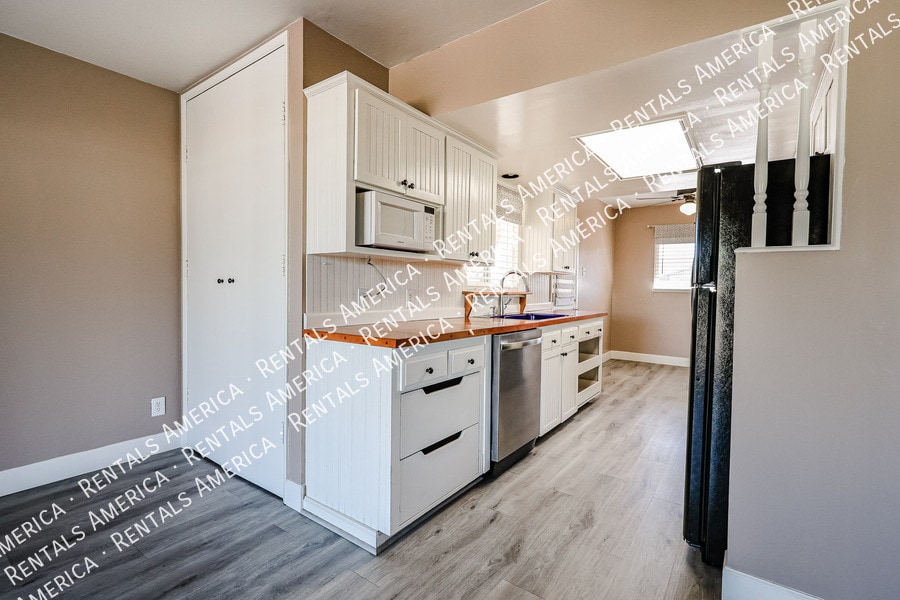 Building Photo - 6924 E Cheery Lynn Rd