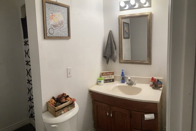 Building Photo - "Bright and Spacious 4-Bed Townhouse in Pr...