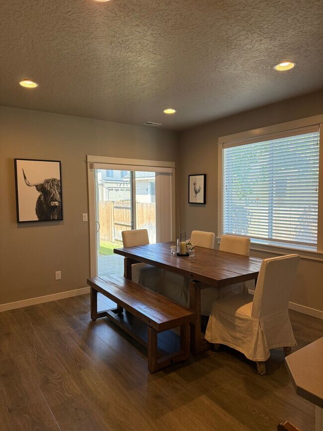 Building Photo - Beautiful 4-bdr with Bonus Loft and 3-car garage in Sisters!