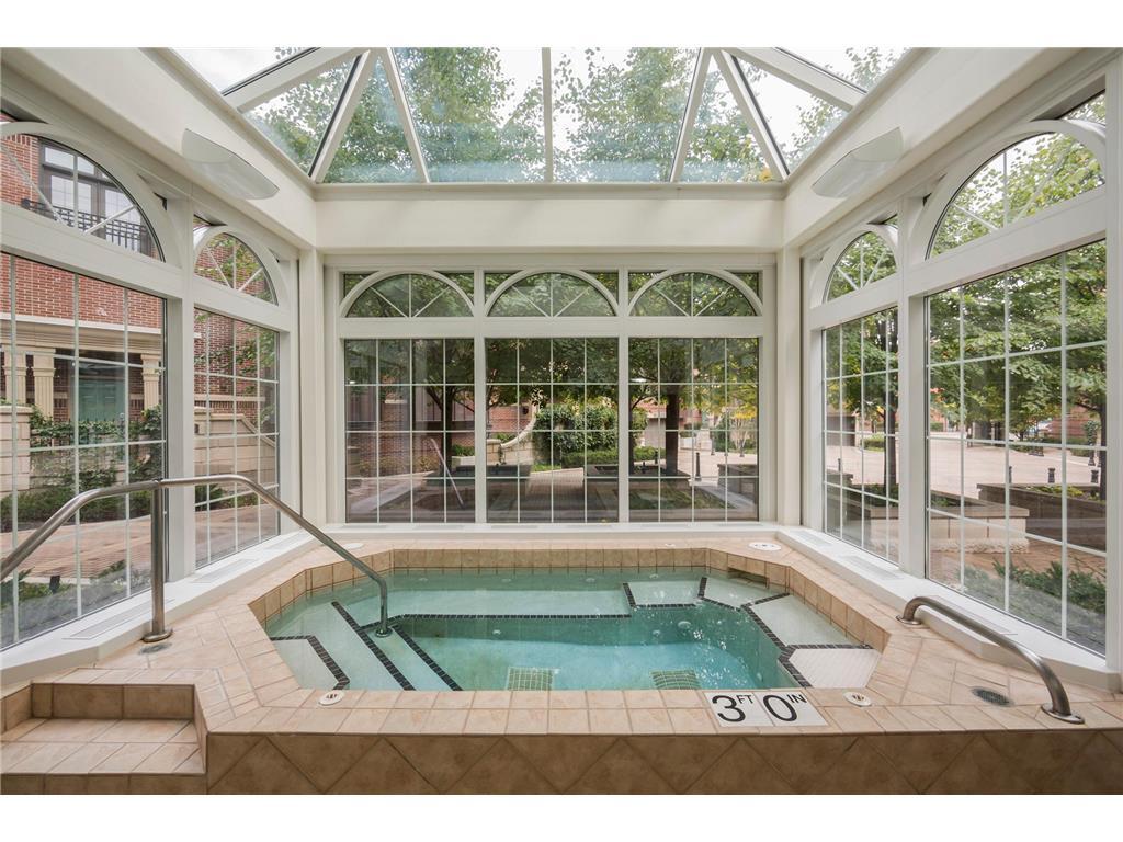 Hot Tub/Steam Room - 500 E Grant St