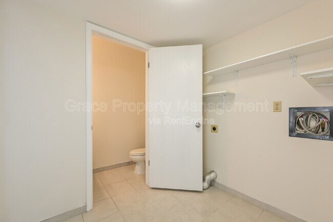 Building Photo - 580 E Kettle Ave