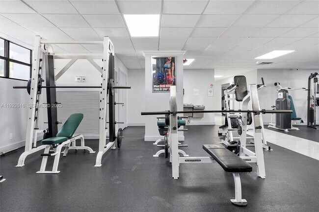 Building Photo - 600 Parkview Dr