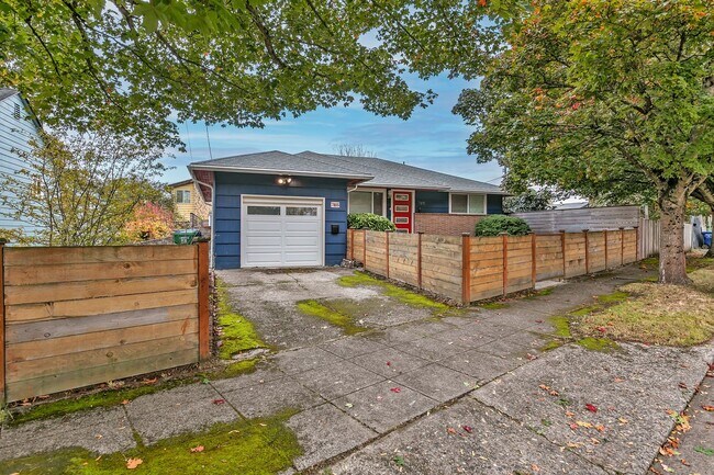 Building Photo - Beacon Hill 2 bed 1 bath home