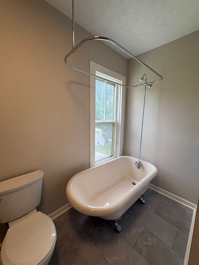 Building Photo - Three bedroom 1 1/2 bathroom single family home for rent