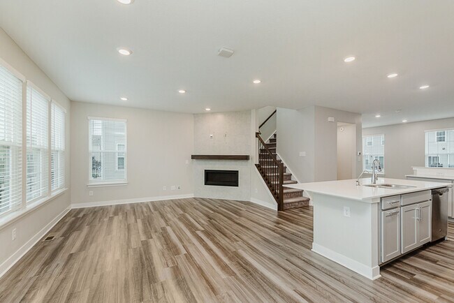 Building Photo - Beautiful Townhome in Carmel