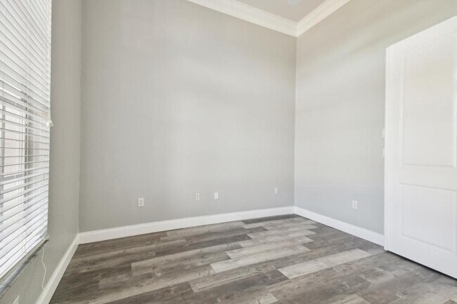 Building Photo - 6644 Country Club Rd