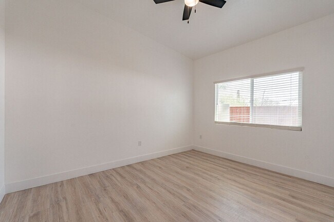Building Photo - 332-334 N Warren Ave