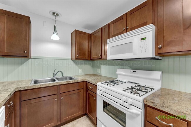 Building Photo - BEAUTIFUL 3 BEDROOM IN ALTO!