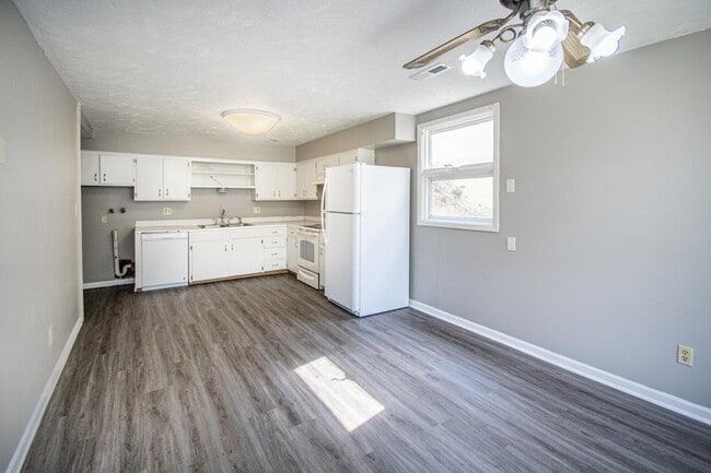 Building Photo - 1220 Hillcrest Dr