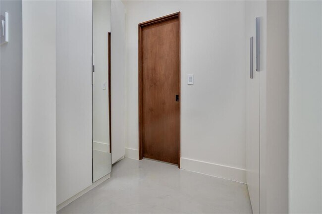 Building Photo - 10515 N Mopac Expy
