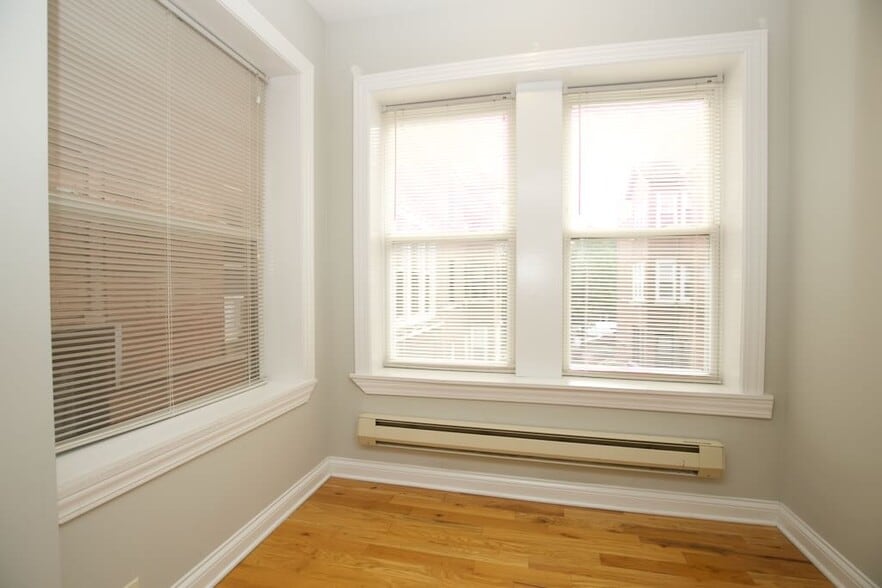 Building Photo - 4422 N Wolcott Ave