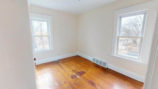 Building Photo - 2 bedroom/1 bath (upper unit)- 1ST MONTH FREE IF LEASE SIGNED BY 10/15