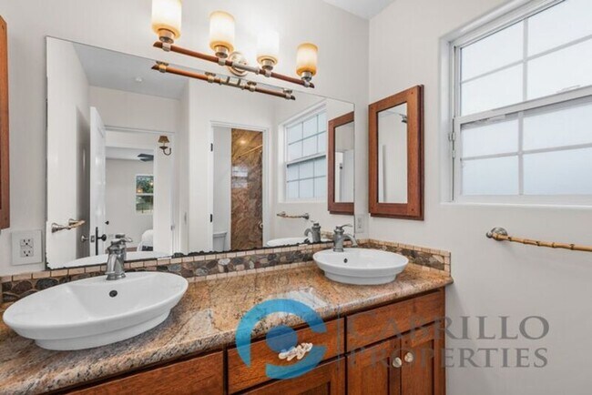 Building Photo - 7940 La Jolla Shores Dr