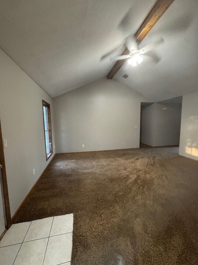 Building Photo - 3 Bed / 2 Bath Available Now
