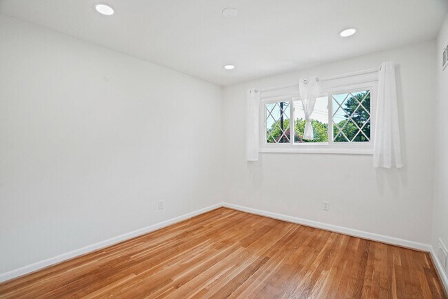 Building Photo - 6607 Lone Oak Dr