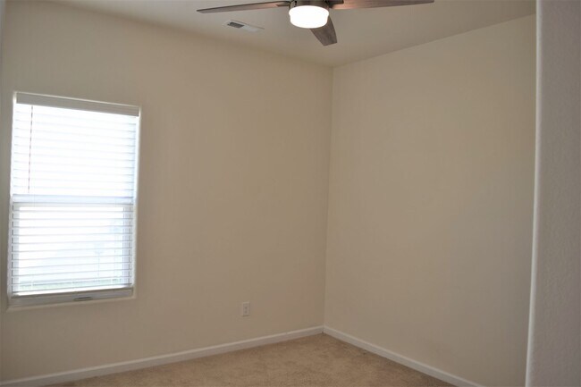 Building Photo - Beautiful Ranch Home - FENCED Yard - 2 car garage