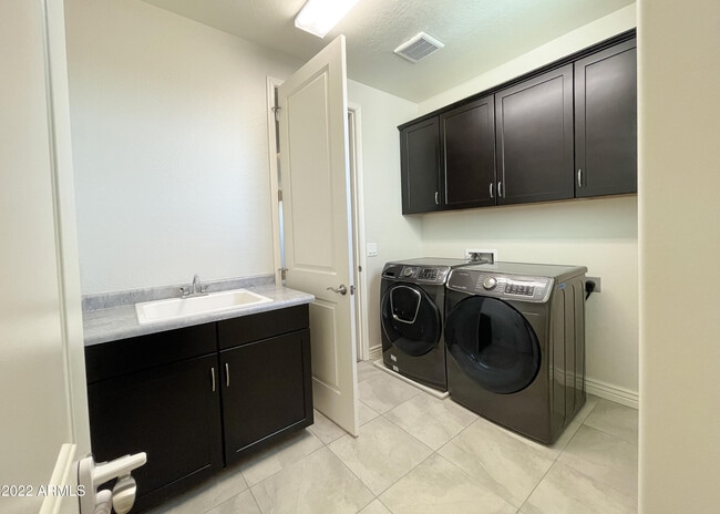 Building Photo - 2902 E Ebony Dr