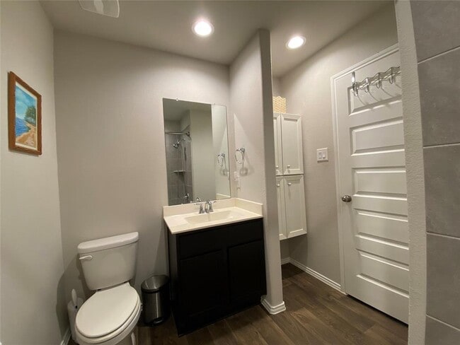 Building Photo - 3935 Country Club Dr