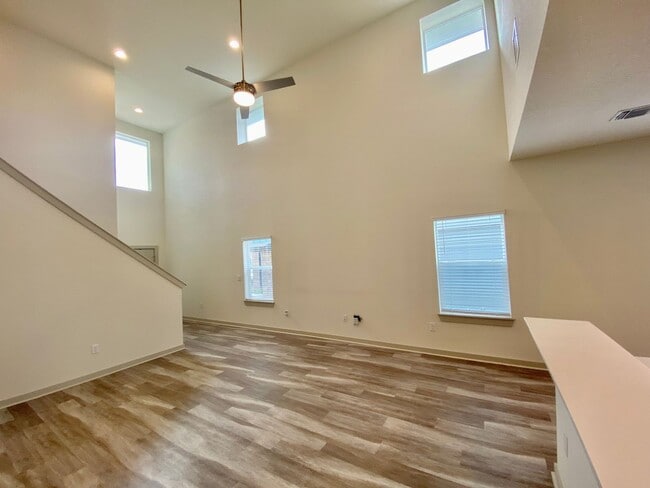 Building Photo - Beautiful 3bed/2.5bath in Northeast Austin!!