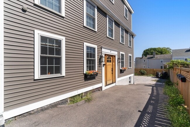 Building Photo - 8 Osborne St