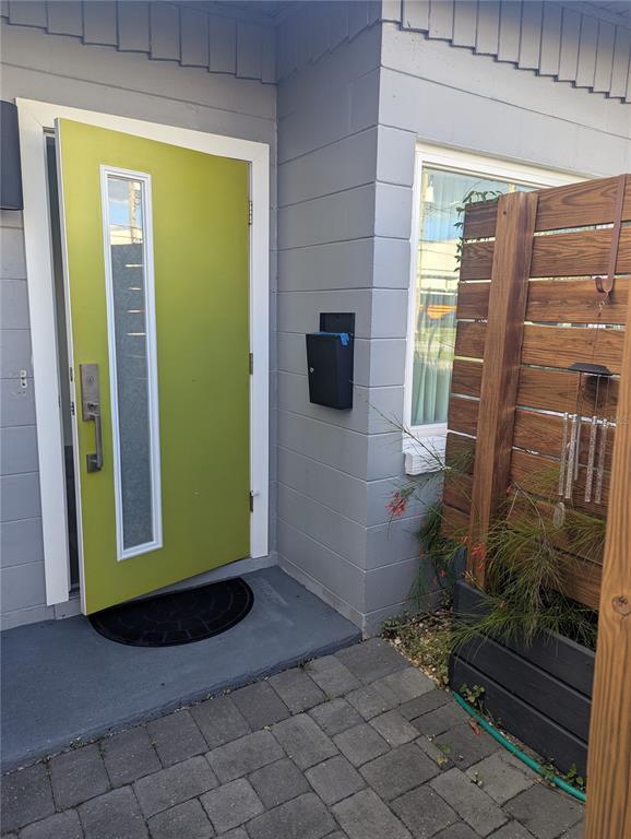 Building Photo - 928 S Bumby Ave