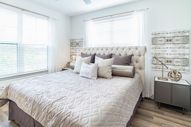 Building Photo - Spacious Living with 1 Month Free Rent