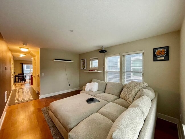 Building Photo - Incredible SE Hazelwood 2 Bedroom + 1 Bathroom Condo w/ included Garage and Washer & Dryer!!