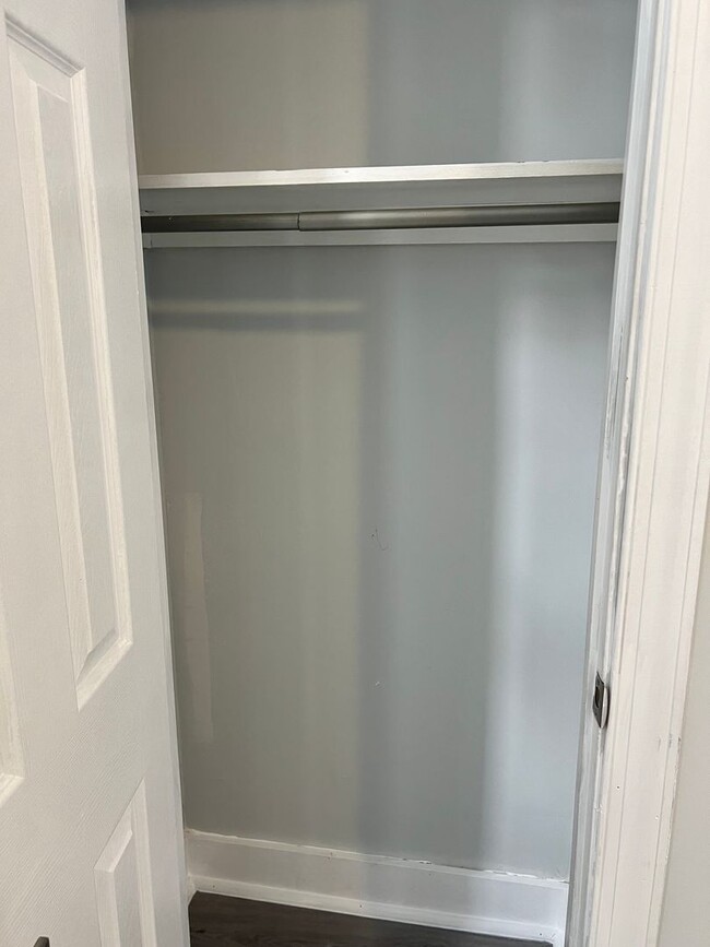 Building Photo - Refreshed 3BR/1BA Cozy Home with Porch & Fenced Yard!