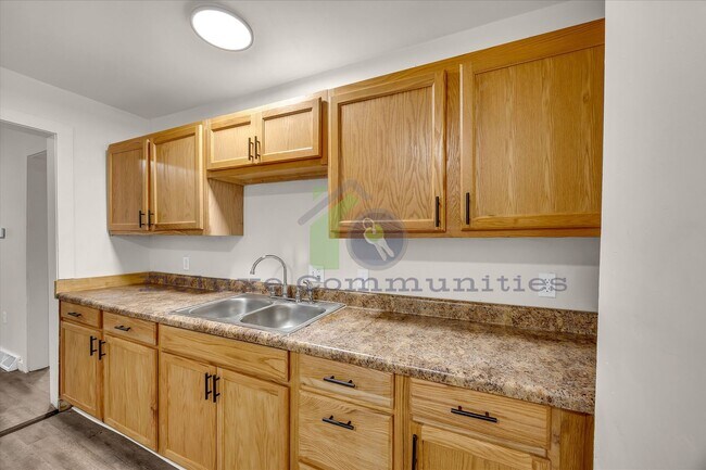 Building Photo - Spacious 4 Bedroom- Whole Home!