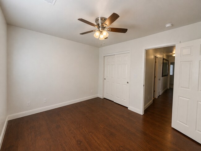 Building Photo - 3290 N Vista Ave