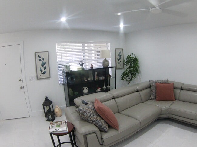 Building Photo - 541 Normandy L