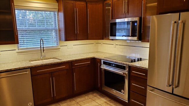 cooktop/oven/microwave/refrigerator - 954 Meade Ave