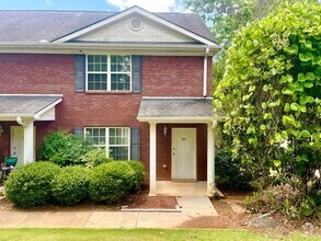 Building Photo - Welcome to this charming 2 bedroom, 2.5 ba...
