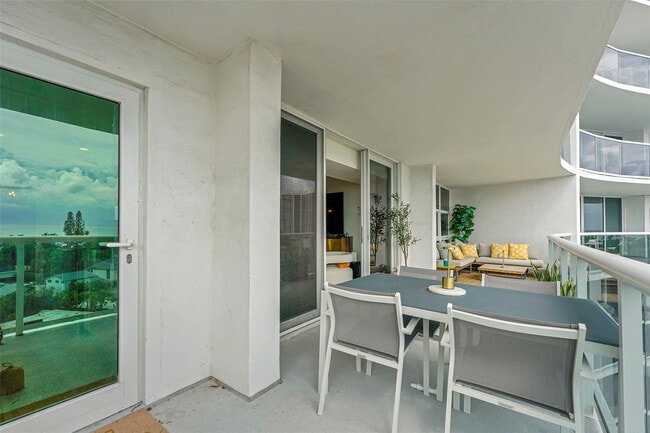 Building Photo - 2841 N Ocean Blvd