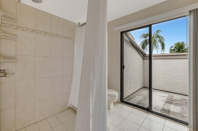 Building Photo - 6732 Canary Palm Cir