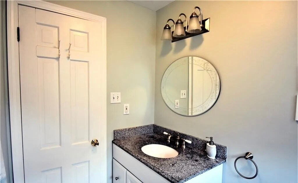 Hallway Bathroom w/ Tub - 25 Shelter Rock Rd
