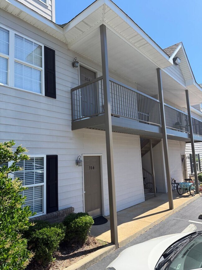 Building Photo - Available for Short Term or Long Term Lease!