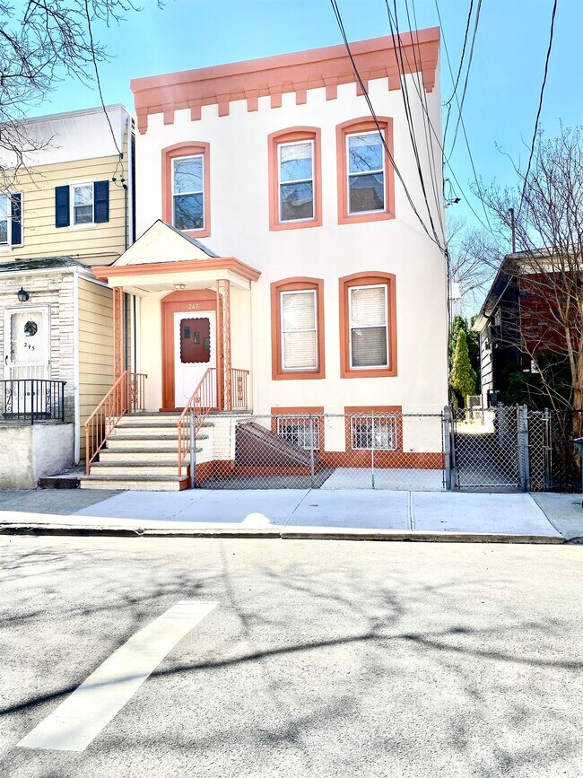 Building Photo - 247 Clendenny Ave