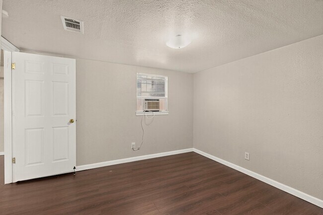 Building Photo - 937 Cleardale Dr