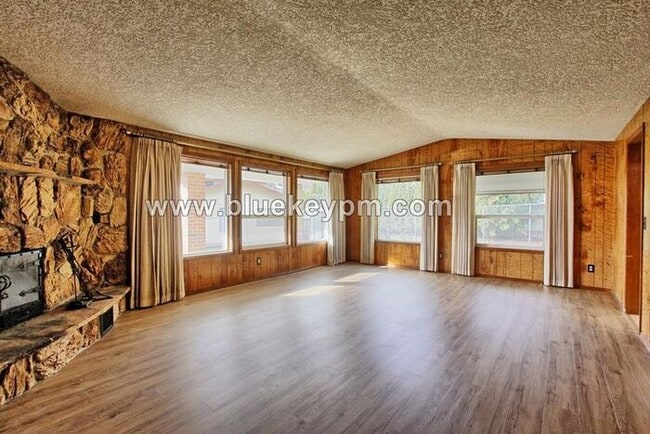 Building Photo - 3 Bed, 2.5 Bath Home in Culdesac with Huge...