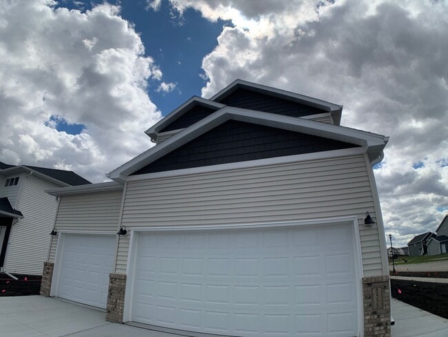 Building Photo - 3 Bed 2.5 Bath Single Family Home