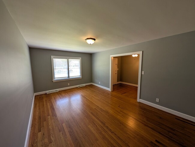 Building Photo - 3 Bedroom, 1.5 Bath Home with HVAC & Fenced Backyard