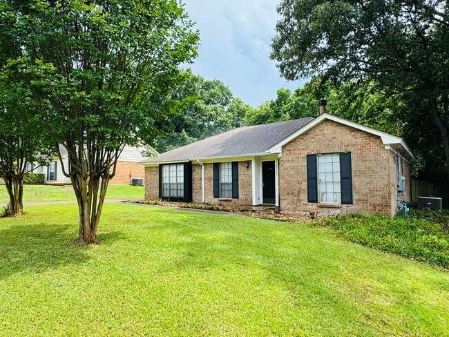 Building Photo - 3- Bedroom Gem !!